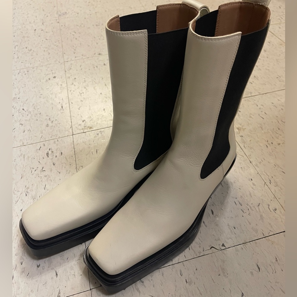 Bottega Veneta Off-White “The Lean” Chelsea boots